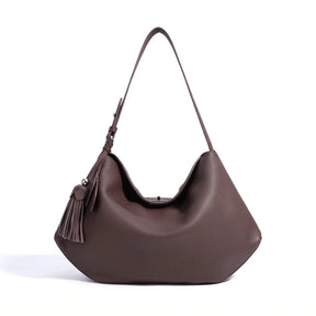 Detalhe da bolsa feminina café em couro legítimo com acabamento texturizado e ferragens