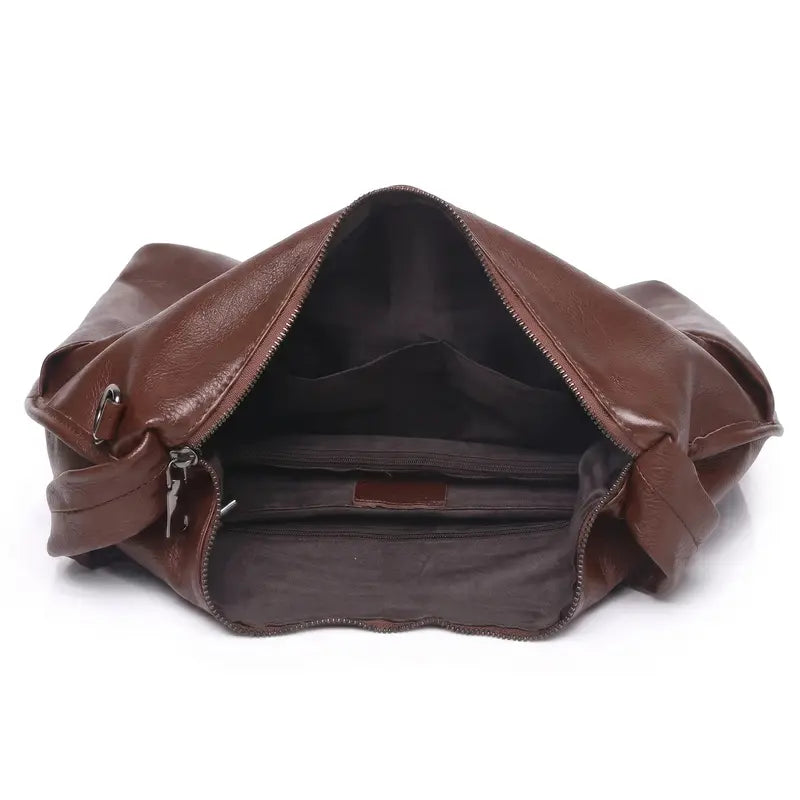 Bolsa hobo clássica castanho em couro legítimo em vista lateral, mostrando profundidade, alça e estrutura.