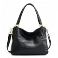 Bolsa hobo preta retrô em couro genuíno em composição principal, destacando o formato curvo, a alça e a textura do couro.