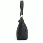 Bolsa hobo couro genuíno preta retrô em perspectiva lateral oposta, com volume e estrutura visíveis, sobre fundo claro