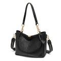 Bolsa hobo preta com corrente dourada em close no fecho e nas ferragens, com textura e brilho em destaque