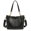 Bolsa hobo preta com corrente dourada em vista frontal, com formato, alça e ferragens visíveis, sobre fundo claro