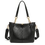 Bolsa hobo preta com corrente dourada em vista frontal, com formato, alça e ferragens visíveis, sobre fundo claro