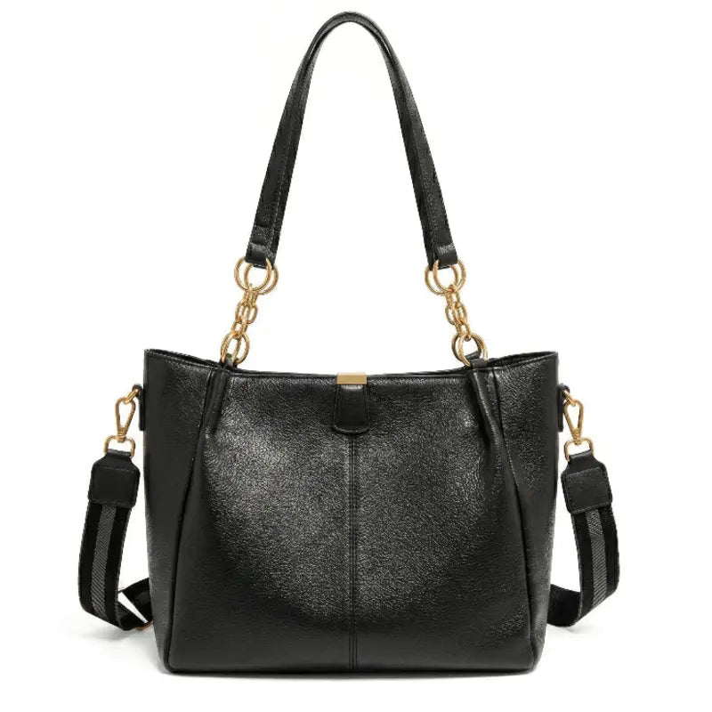 Bolsa hobo preta com corrente dourada em vista frontal, com formato, alça e ferragens visíveis, sobre fundo claro