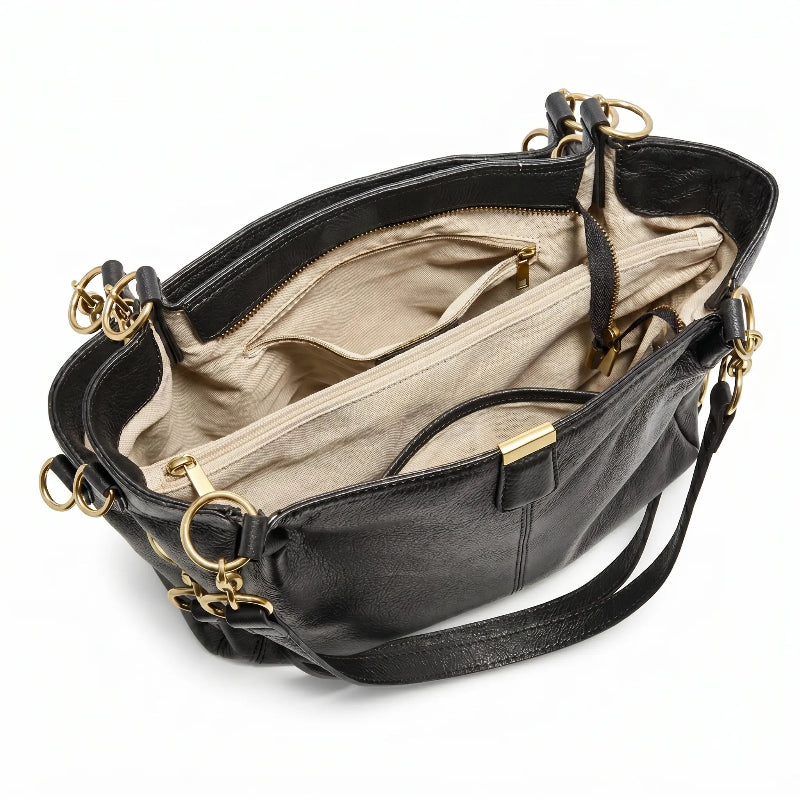 Bolsa hobo preta com corrente dourada aberta por cima, com forro, espaço interno e fechamento visíveis, sobre fundo claro