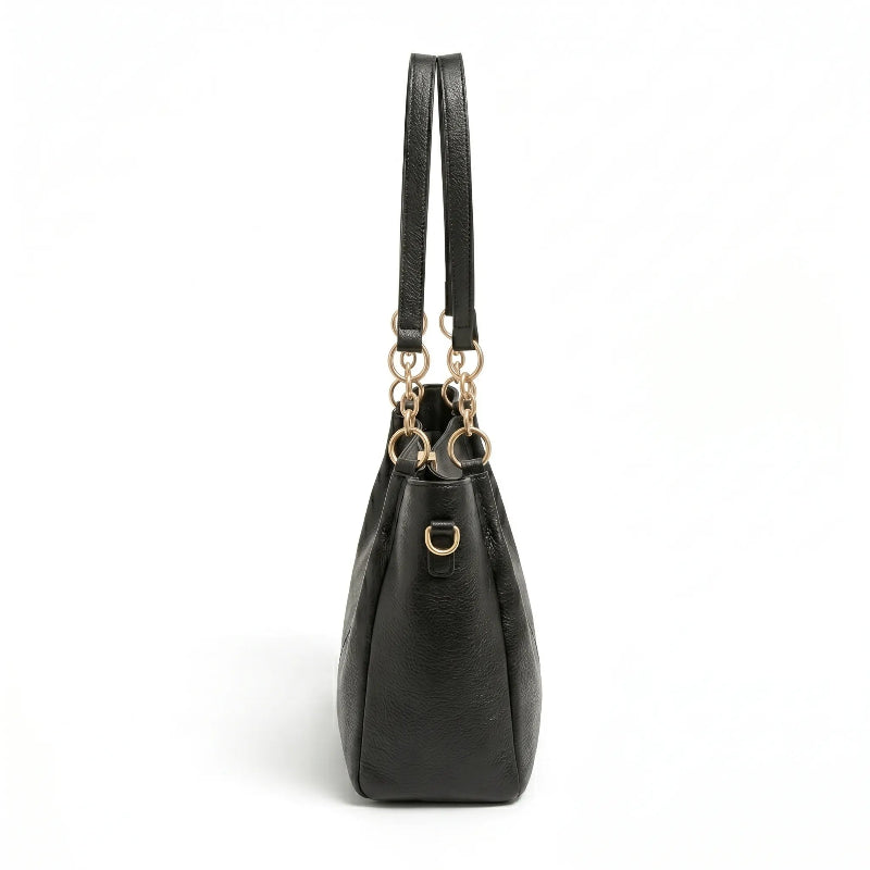Bolsa hobo preta com corrente dourada em ângulo três-quartos, mostrando formato, volume e alça, sobre fundo claro