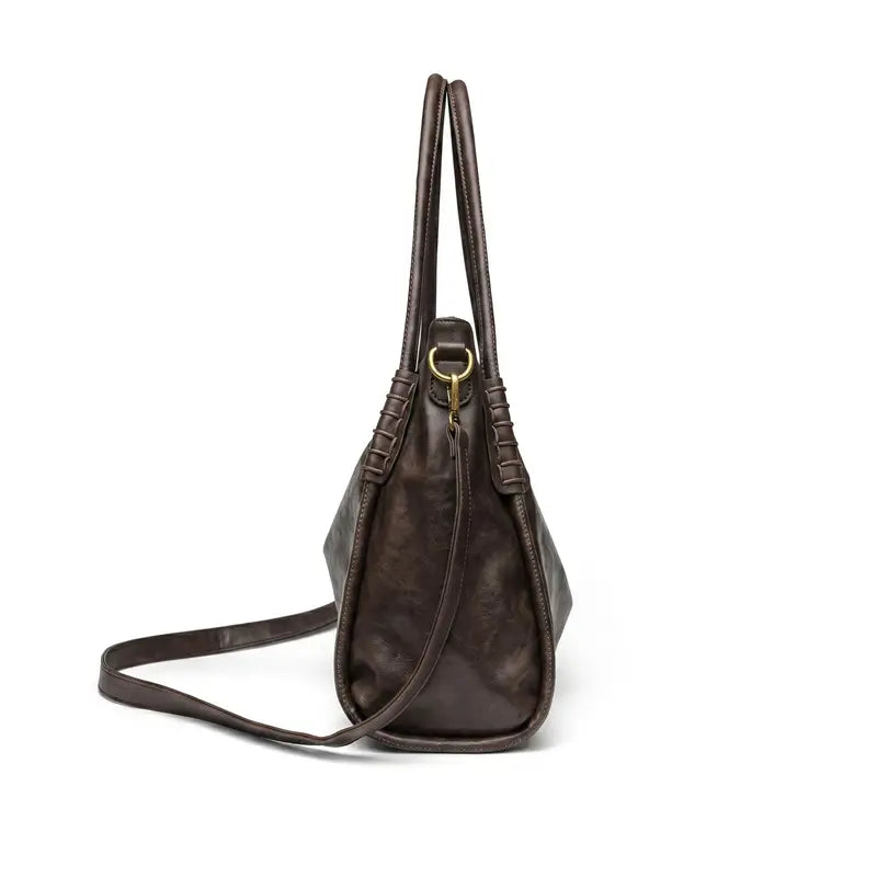 Bolsa hobo vintage marrom café em vista lateral, com profundidade, alça e acabamento visíveis, sobre fundo claro