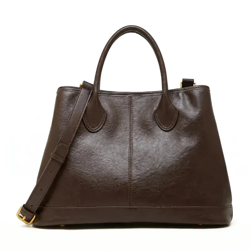 Bolsa tote de ombro em couro macio em vista frontal, destacando formato amplo, alça e acabamento do couro.