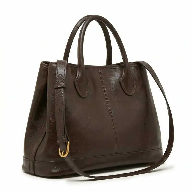 Bolsa tote de ombro em couro macio em vista lateral, mostrando profundidade, estrutura e caimento do material.