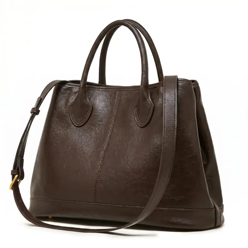 Bolsa tote de ombro em couro macio vista por trás, destacando costuras, estrutura e acabamento posterior.