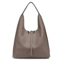 Bolsa tote feminina damasco em couro legítimo em vista frontal, com formato amplo, alça e zíper visíveis