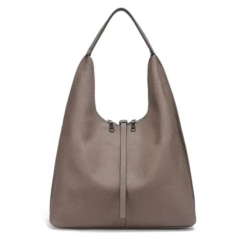 Bolsa tote feminina damasco em couro legítimo em vista frontal, com formato amplo, alça e zíper visíveis