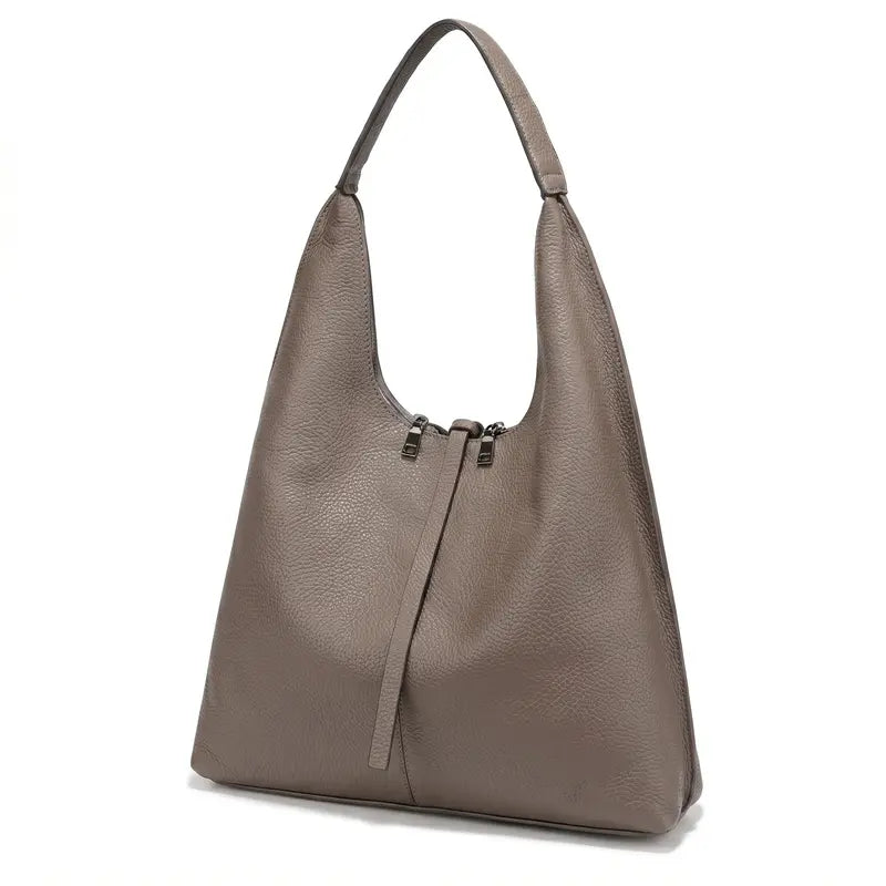 Bolsa tote feminina damasco em couro legítimo em vista lateral, mostrando profundidade, caimento e acabamento