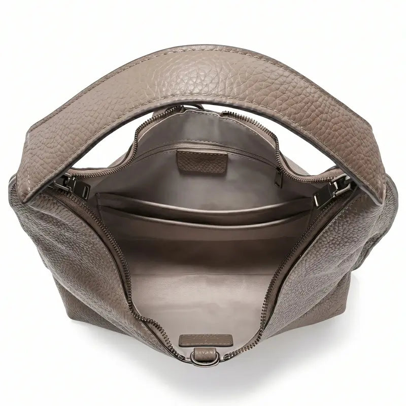 Bolsa tote feminina damasco em couro legítimo em close na textura, costuras e acabamento do material