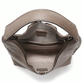 Bolsa tote feminina damasco em couro legítimo em close na textura, costuras e acabamento do material