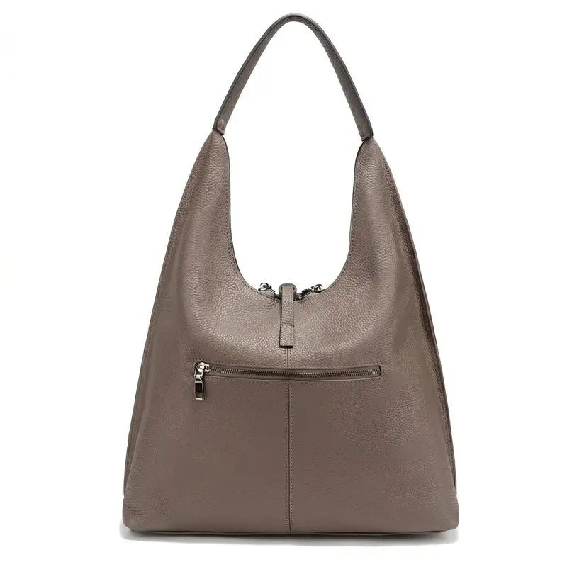 Bolsa tote feminina damasco em couro legítimo usada pela modelo, mostrando proporção e caimento no ombro