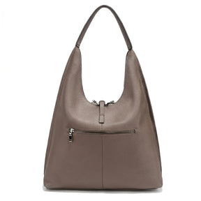 Bolsa tote feminina damasco em couro legítimo usada pela modelo, mostrando proporção e caimento no ombro