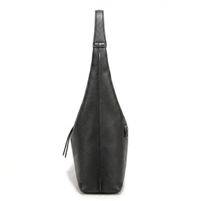 Bolsa tote feminina preta em couro legítimo em vista lateral, mostrando profundidade, caimento e acabamento