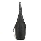 Bolsa tote feminina preta em couro legítimo em vista lateral, mostrando profundidade, caimento e acabamento