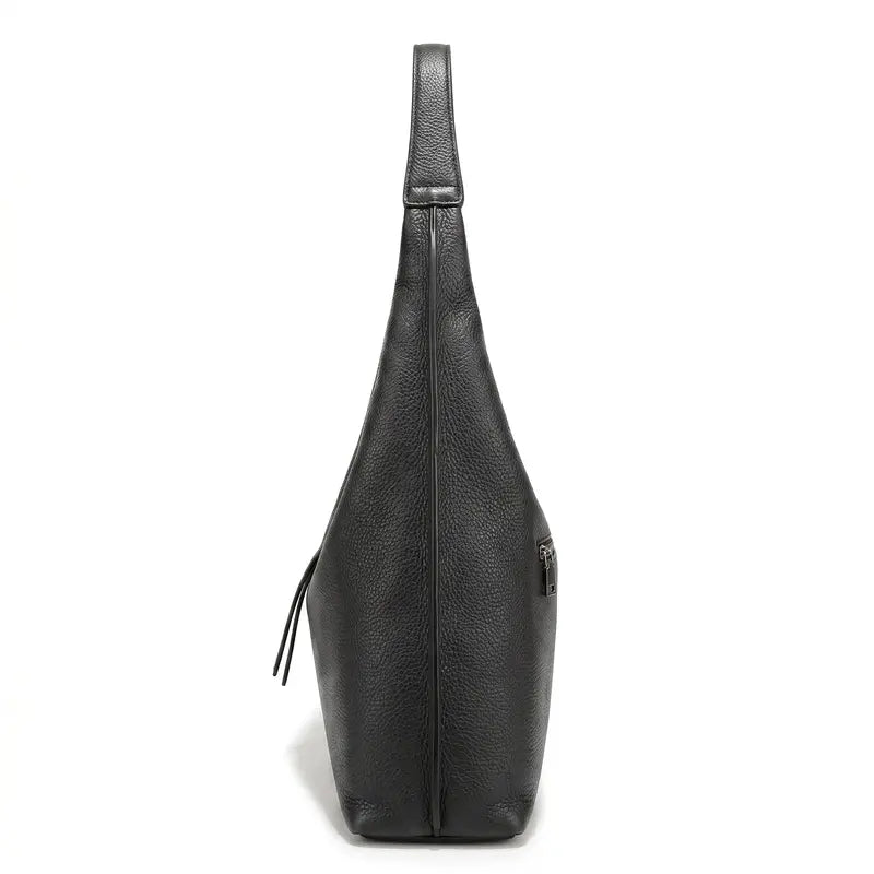Bolsa tote feminina preta em couro legítimo em vista lateral, mostrando profundidade, caimento e acabamento