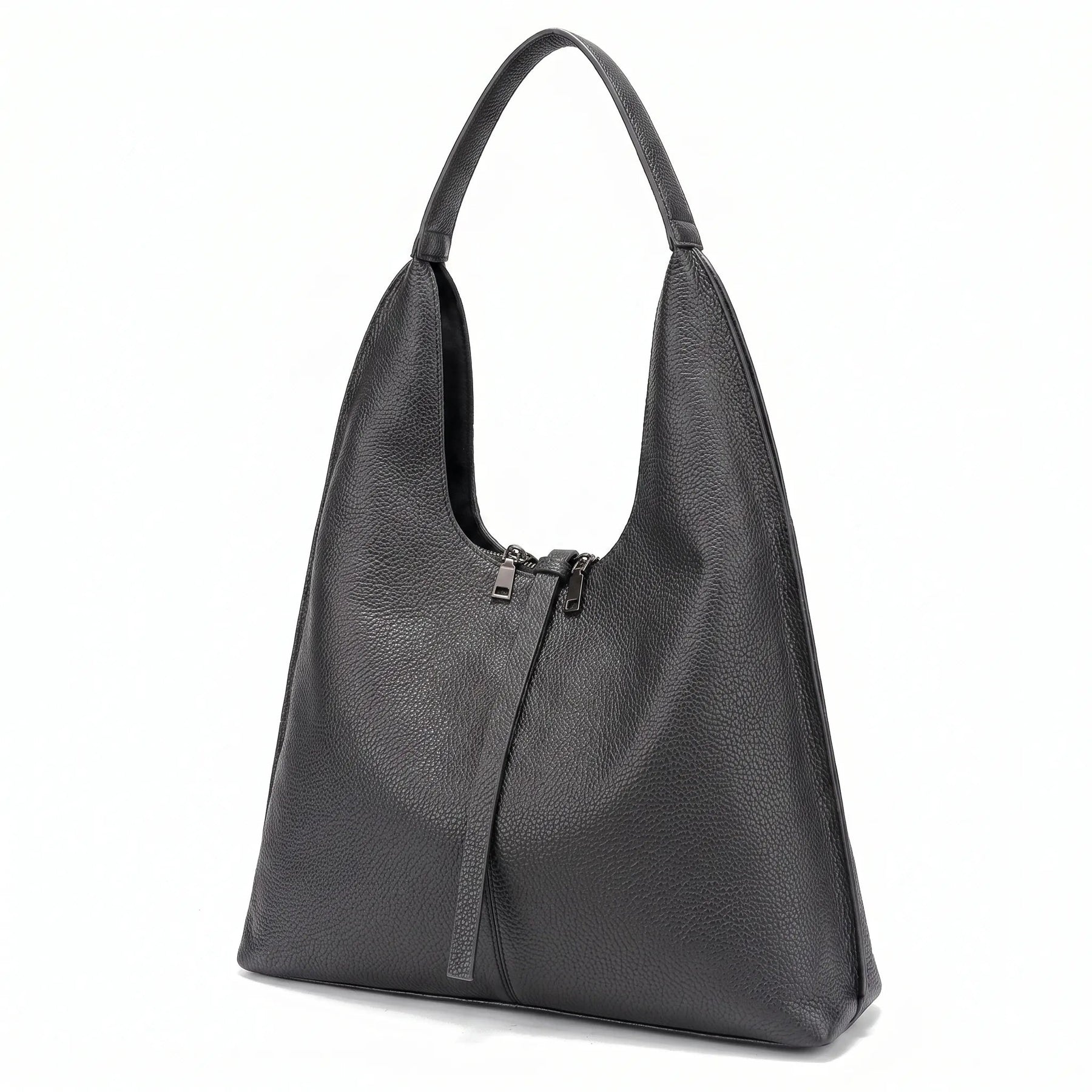 Bolsa tote feminina preta em couro legítimo em close na textura, costuras e acabamento do material