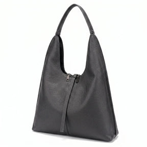 Bolsa tote feminina preta em couro legítimo em close na textura, costuras e acabamento do material