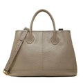 Bolsa tote feminina taupe em couro legítimo em vista principal, destacando formato amplo, alças e acabamento macio.