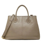 Bolsa tote feminina taupe em couro legítimo em vista principal, destacando formato amplo, alças e acabamento macio.