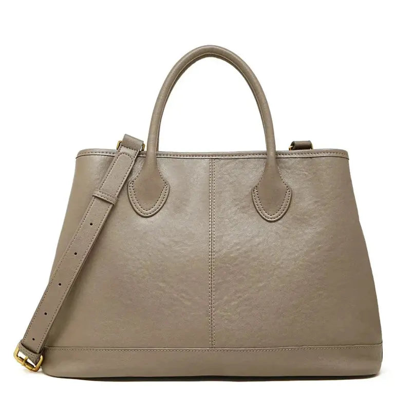 Bolsa tote feminina taupe em couro legítimo em vista principal, destacando formato amplo, alças e acabamento macio.