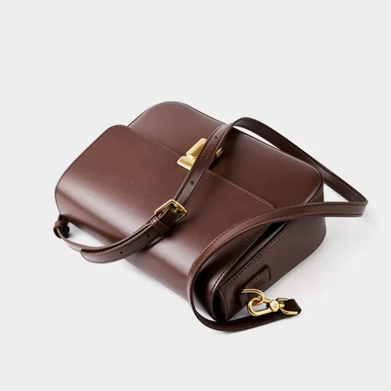 Bolsa transversal de couro prestige vista de cima, mostrando abertura, alça e formato externo, sobre fundo claro