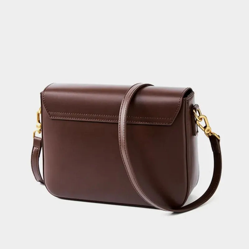 Bolsa transversal de couro Prestige vista pela base, destacando fundo estruturado, bordas e acabamento inferior
