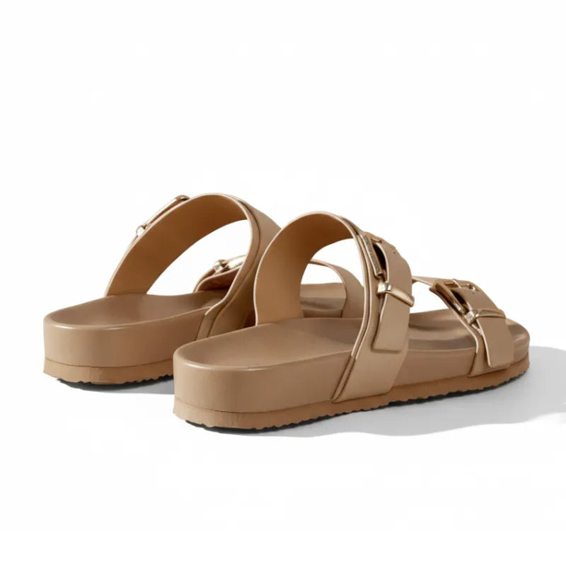 Papete bege com duas tiras largas e fivelas metálicas douradas, design minimalista, vista traseira.
