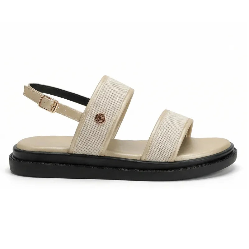 Papete feminina branca com solado flatform preto, duas tiras ajustáveis com fivelas, vista lateral.
