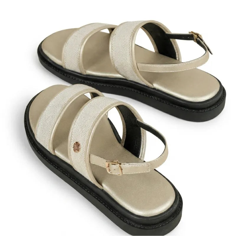 Papete feminina branca plataforma com fivelas metálicas, solado antiderrapante preto, vista frontal superior.