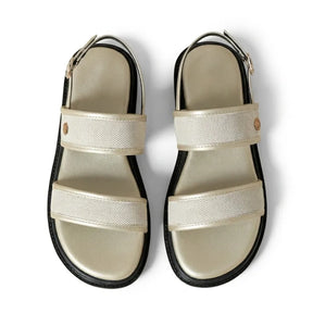 Papete flatform branca com duas tiras ajustáveis, fivelas douradas e solado grosso confortável, vista em par superior.