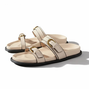 Papete branca com dupla fivela dourada em angulo lateral mostrando o par.