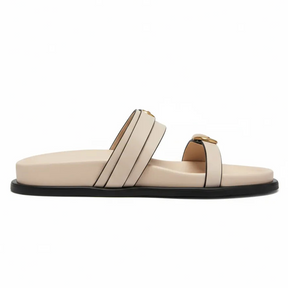 Papete branca com dupla fivela dourada em detalhe lateral com foco no acabamento.