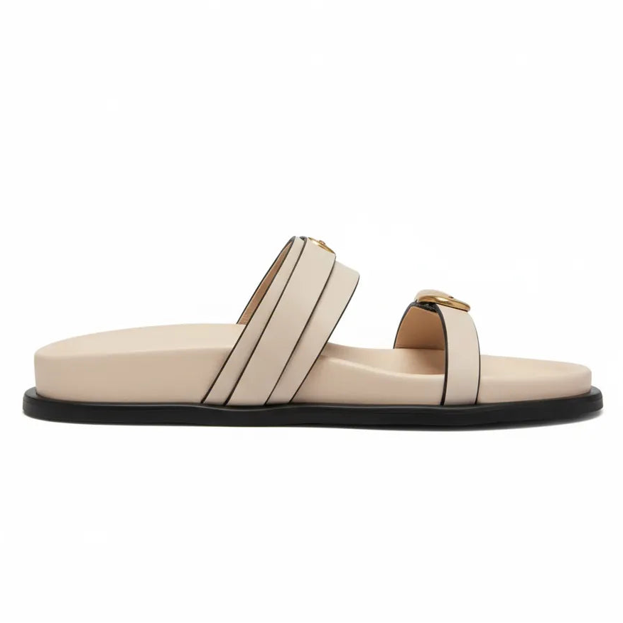 Papete branca com dupla fivela dourada em detalhe lateral com foco no acabamento.