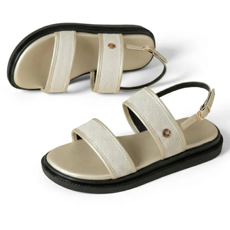 Papete branco flatform com fivela vista de cima, mostrando palmilha, tiras ajustáveis e solado preto