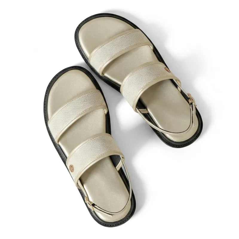 Papete branco flatform com fivela em perspectiva diagonal, destacando tiras, fivelas e base robusta visível
