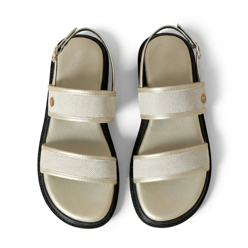 Papete branco flatform com fivela em composição do par, com interior, tiras e perfil do solado visíveis