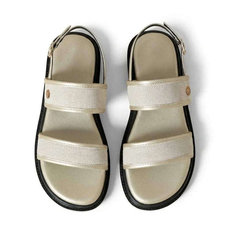 Papete branco flatform com fivela em composição do par, com interior, tiras e perfil do solado visíveis