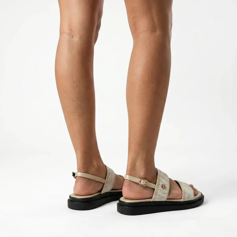 Papete branco flatform com fivela usada pela modelo por trás, destacando calcanhar, fivelas e solado preto robusto