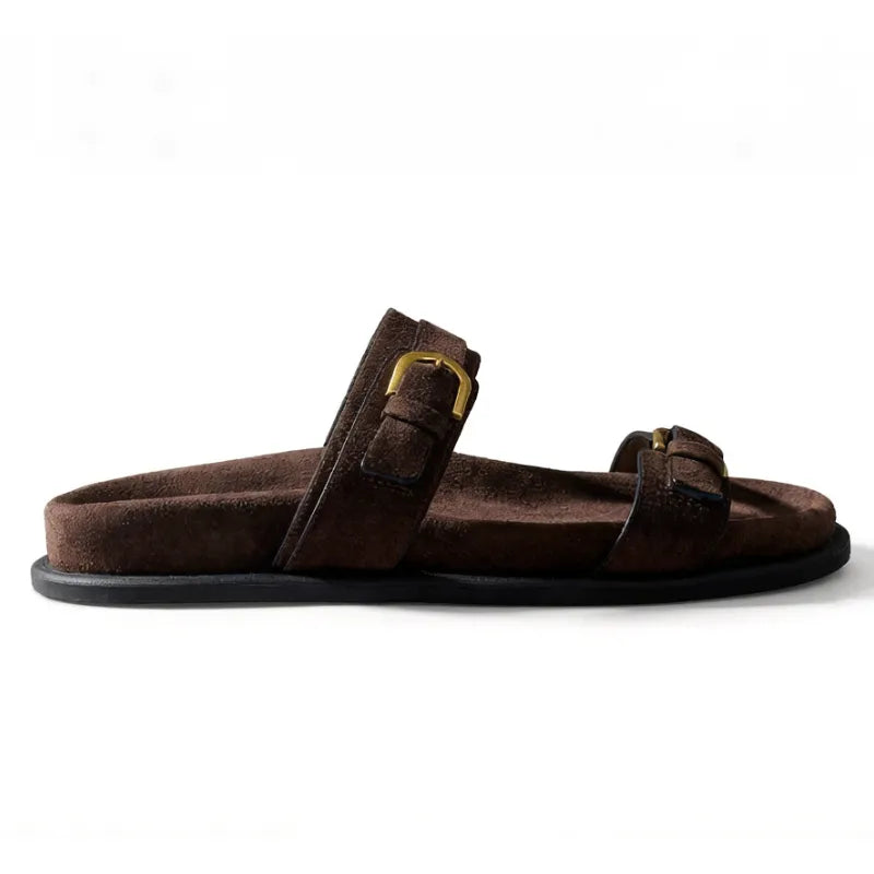 Papete em veludo marrom com duas tiras ajustáveis, fivelas douradas e palmilha confortável, vista diagonal.