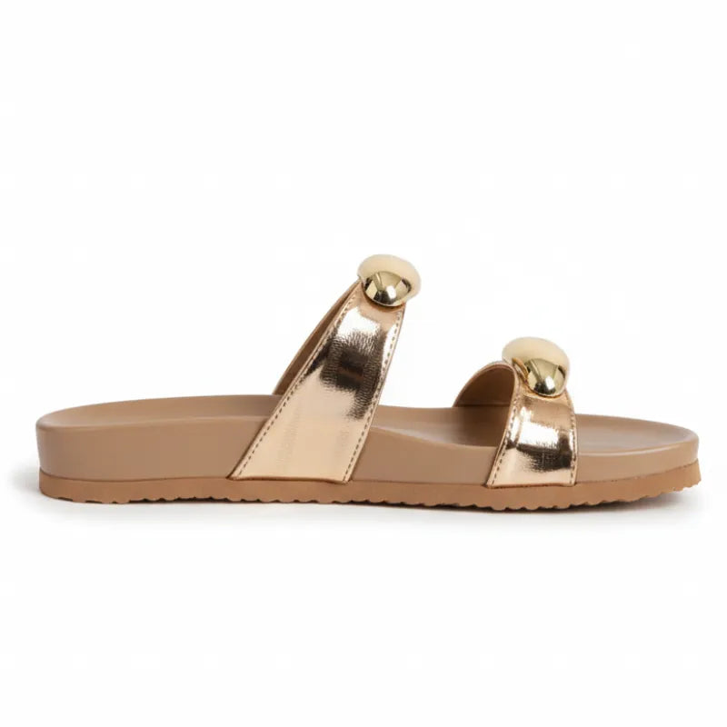 Papete feminina dourada com duas tiras ajustáveis e detalhes metálicos, solado anatômico bege, vista lateral.