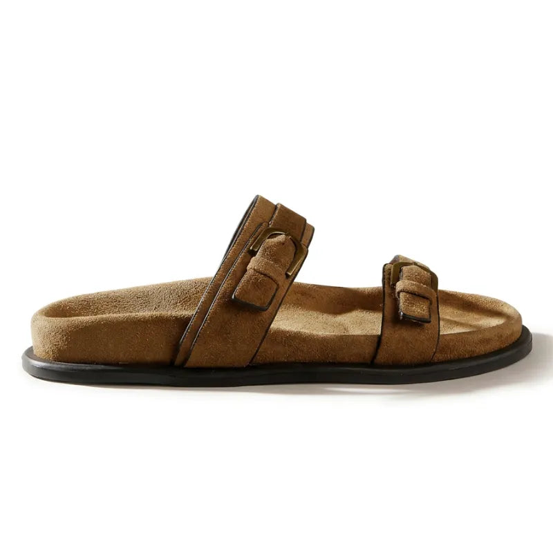 Papete feminina marrom em camurça com duas tiras ajustáveis e fivelas metálicas, solado anatômico, vista lateral.