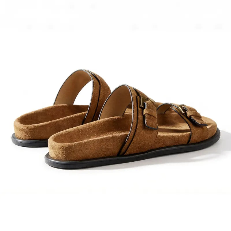 Papete em camurça marrom com duas tiras largas e fivelas douradas, design clássico confortável, vista superior.