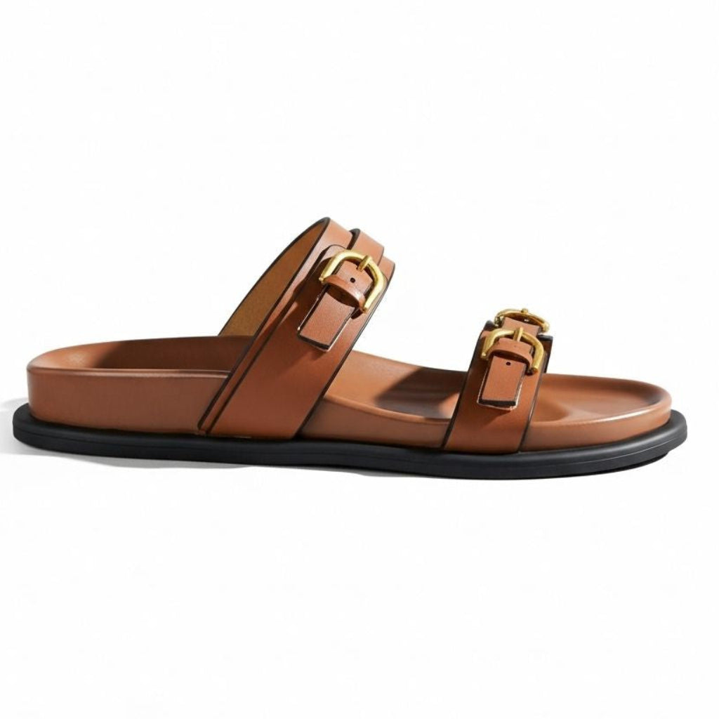 Papete marrom com fivela metálica vista de lado.