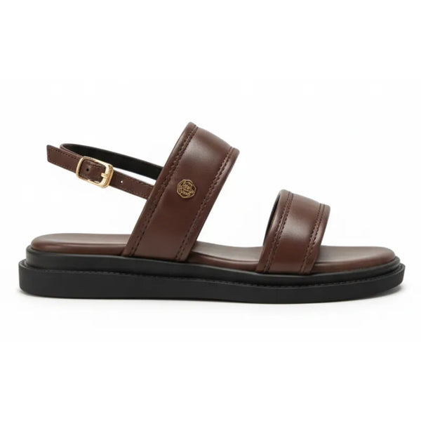 Papete marrom flatform com fivela em vista lateral, com bico e perfil do salto ou solado visíveis, sobre fundo claro