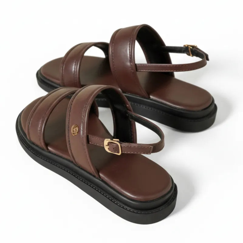 Papete marrom flatform com fivela em vista traseira, com calcanhar, salto e acabamento da sola visíveis